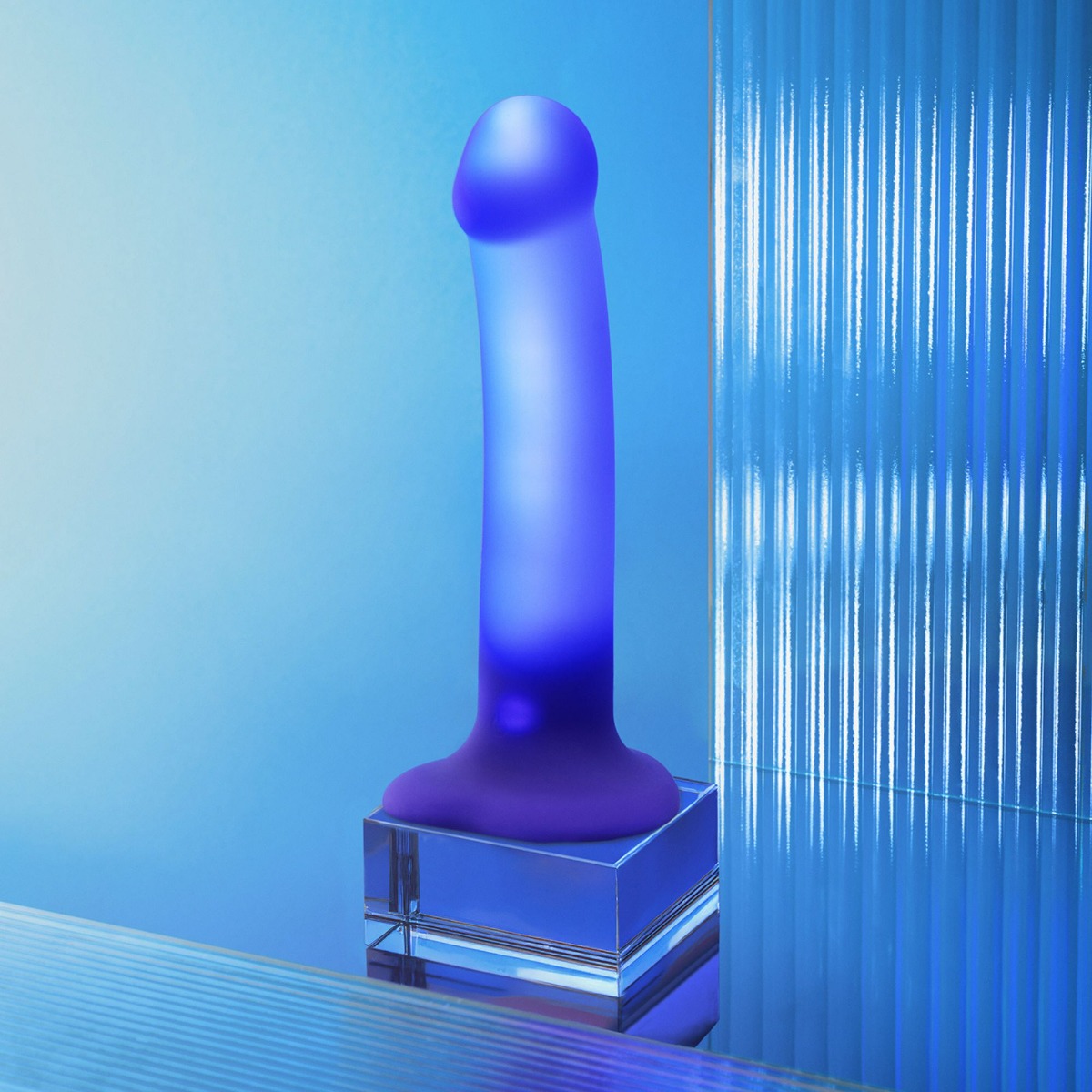 Strap On Me – Glow-LED Dildo Purple – M