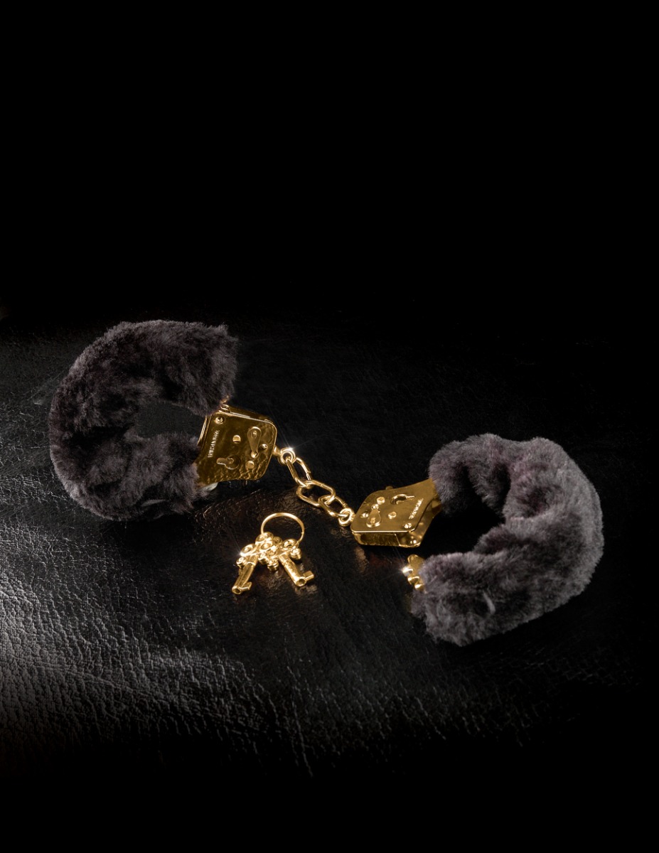 Pipedream – Fetish Fantasy Gold – Deluxe Furry Cuffs – Gold/Black
